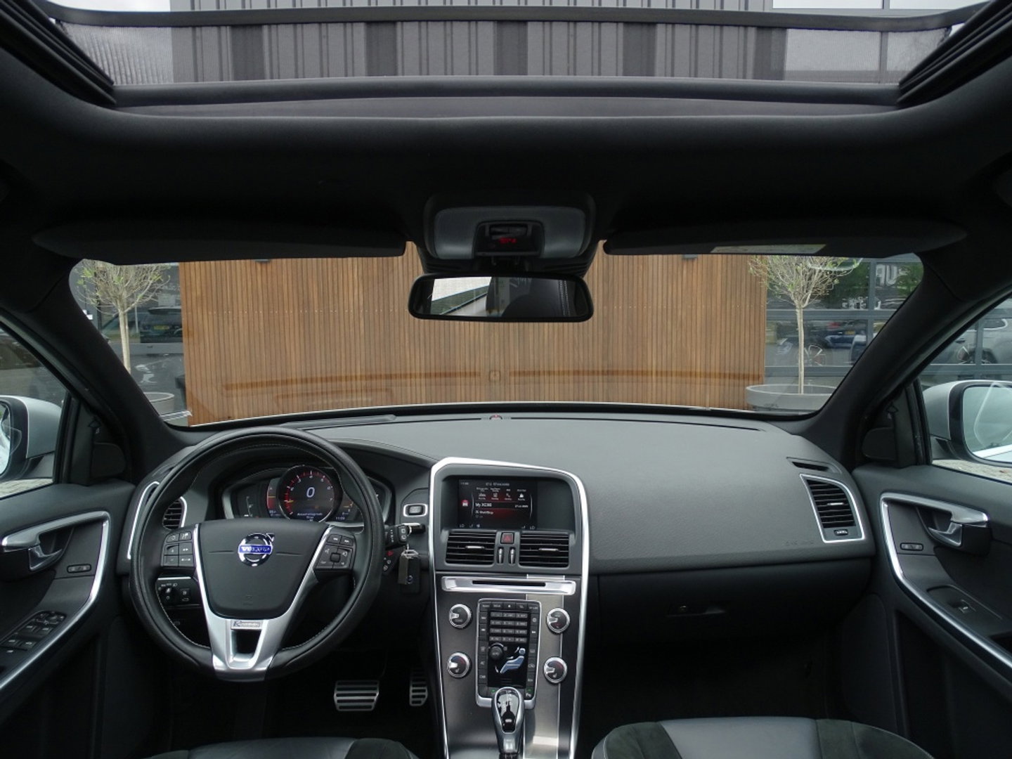 Volvo XC60 2.0 T5 FWD Polar+ 245PK / R-Design / LED