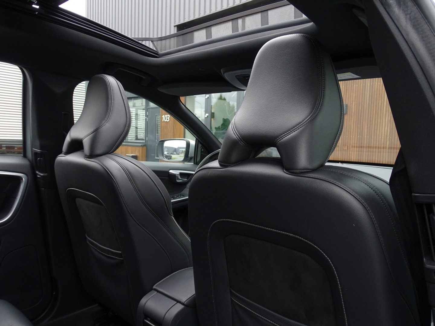 Volvo XC60 2.0 T5 FWD Polar+ 245PK / R-Design / LED