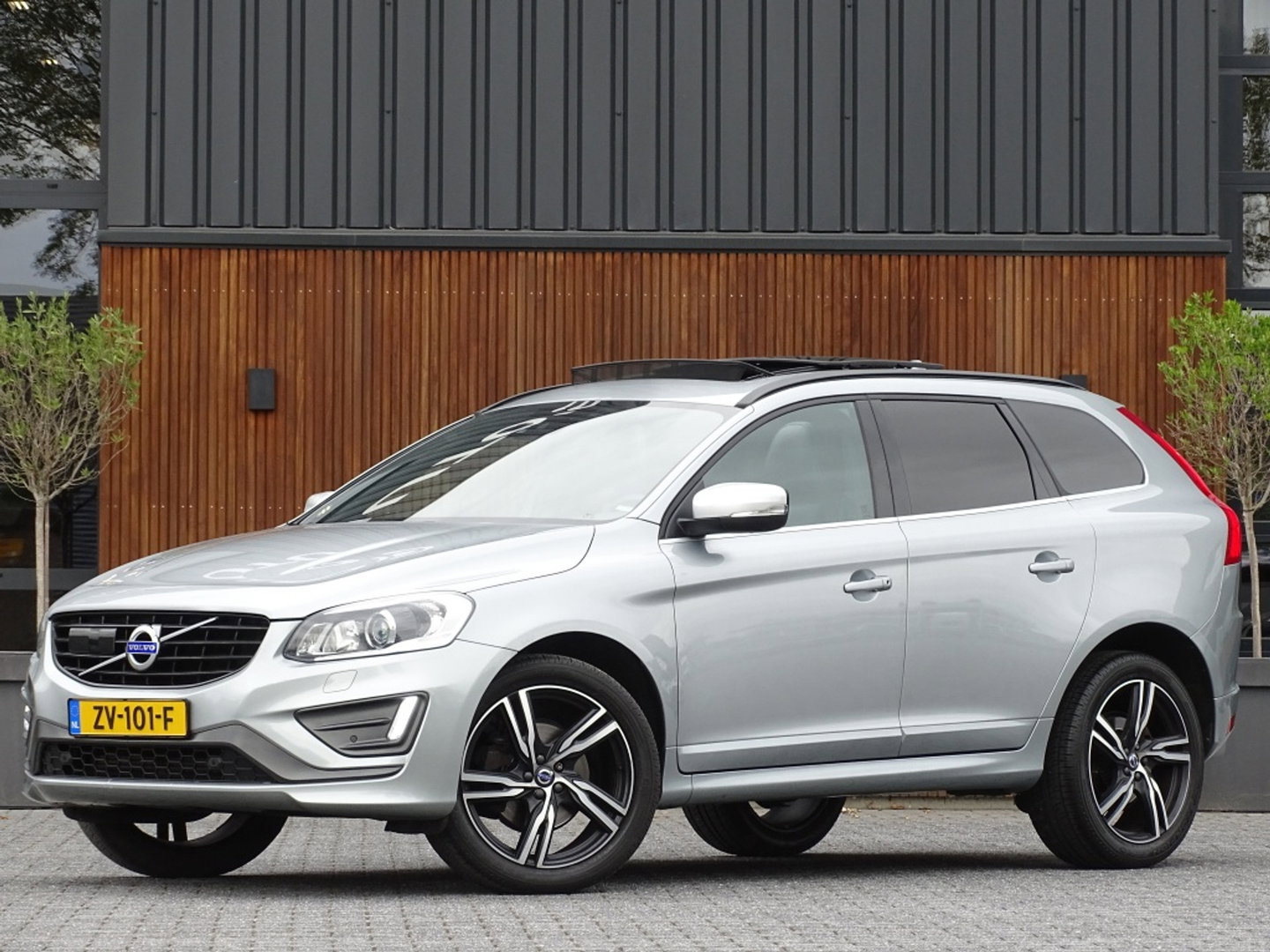 Volvo XC60 2.0 T5 FWD Polar+ 245PK / R-Design / LED