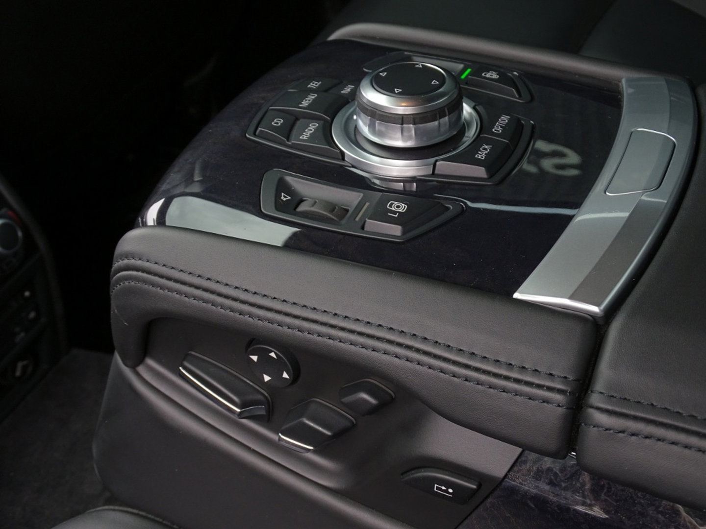 BMW 7 Serie 740i 326PK / High ex. / Individual VIP / softclose / LED