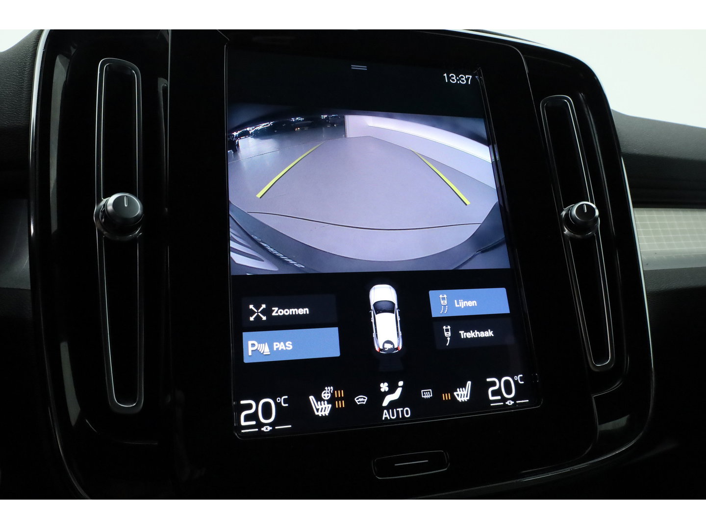 Volvo XC40 1.5 T4 Plug-in hybrid Plus Bright | Prijs rijklaar | Facelift | trekhaak | H&K Audio | carplay | stoel & stuur verwarming | Memory |