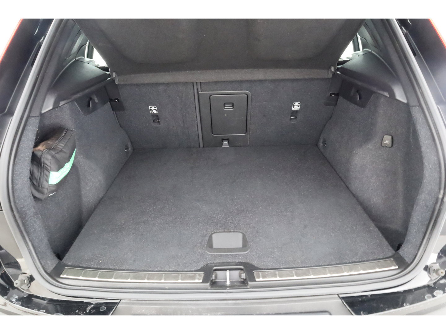 Volvo XC40 1.5 T4 Plug-in hybrid Plus Bright | Prijs rijklaar | Facelift | trekhaak | H&K Audio | carplay | stoel & stuur verwarming | Memory |