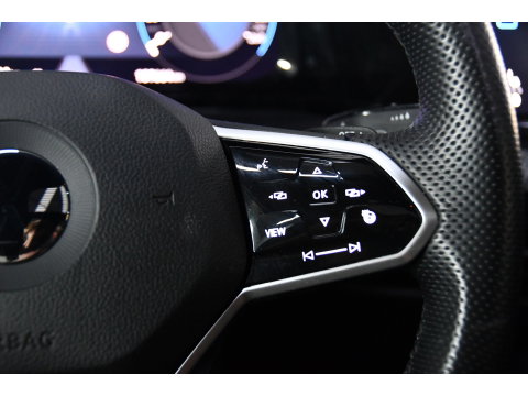 Volkswagen Golf 1.5 eTSI R-Line Pano, Sfeer, AppleCarplay
