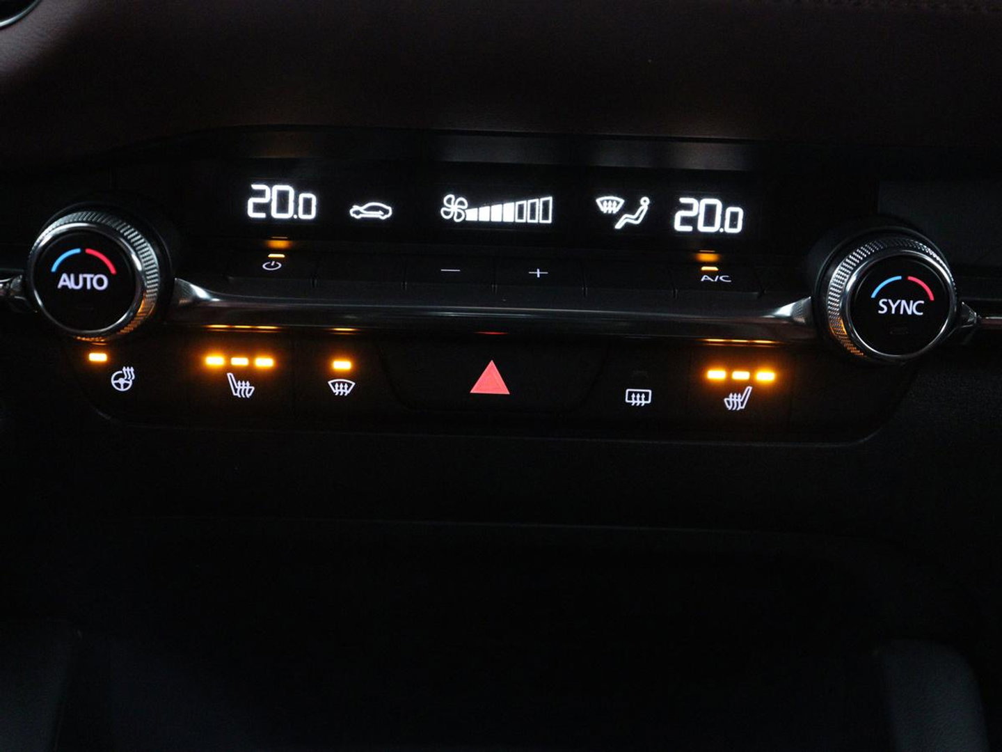 Mazda 3 2.0 e-SkyActiv-X M Hybrid 186 Luxury | Aeropakket | Trekhaak | Stuur/stoelverwarming | Adaptive cruise | Bose sound | Head-up | 360 camera | Carplay | Climate control |
