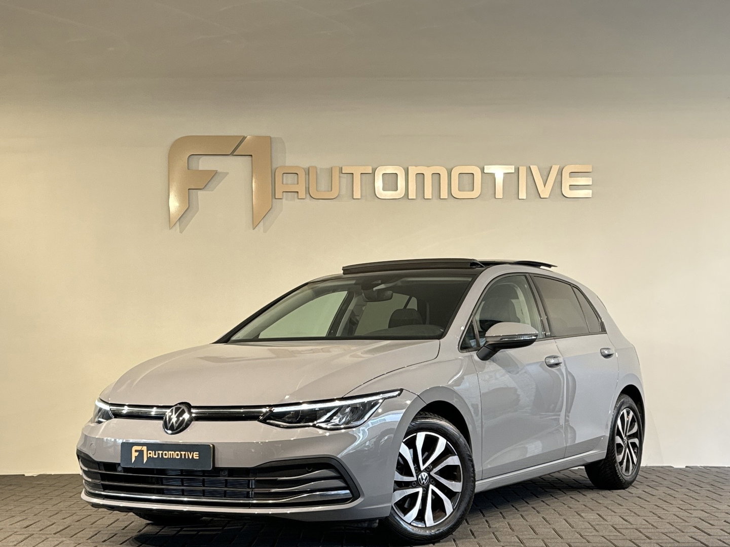 Volkswagen Golf 1.0 eTSI Life Pano|ACC|Lane|Sfeer|Stoelverwarming|Stuurverwarming