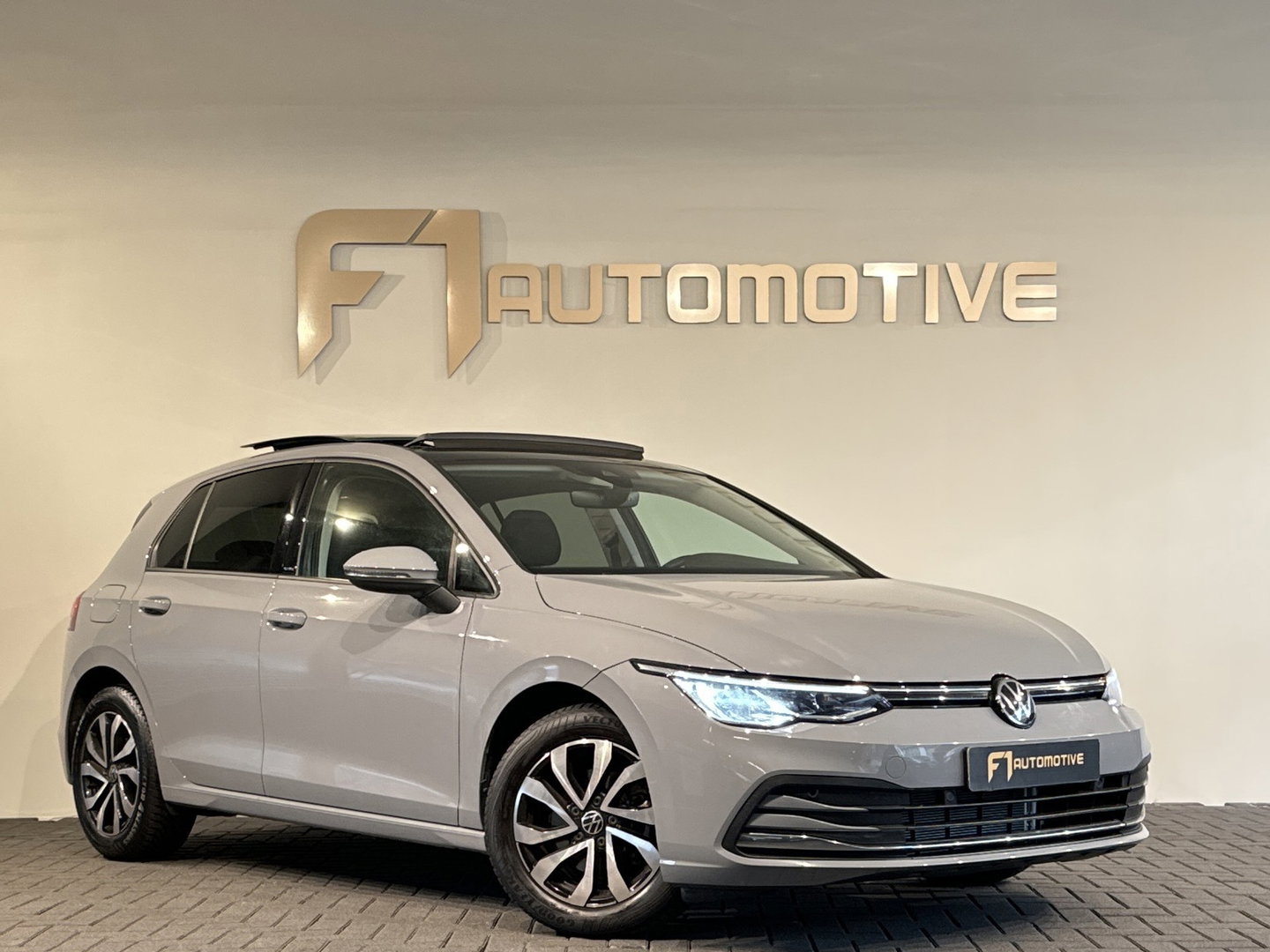 Volkswagen Golf 1.0 eTSI Life Pano|ACC|Lane|Sfeer|Stoelverwarming|Stuurverwarming