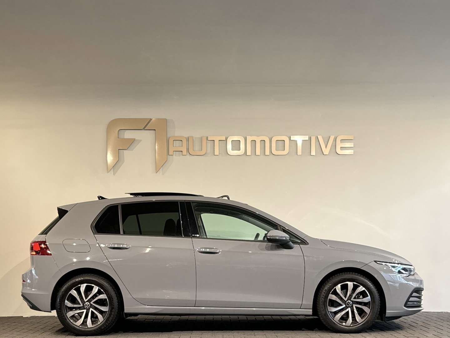 Volkswagen Golf 1.0 eTSI Life Pano|ACC|Lane|Sfeer|Stoelverwarming|Stuurverwarming