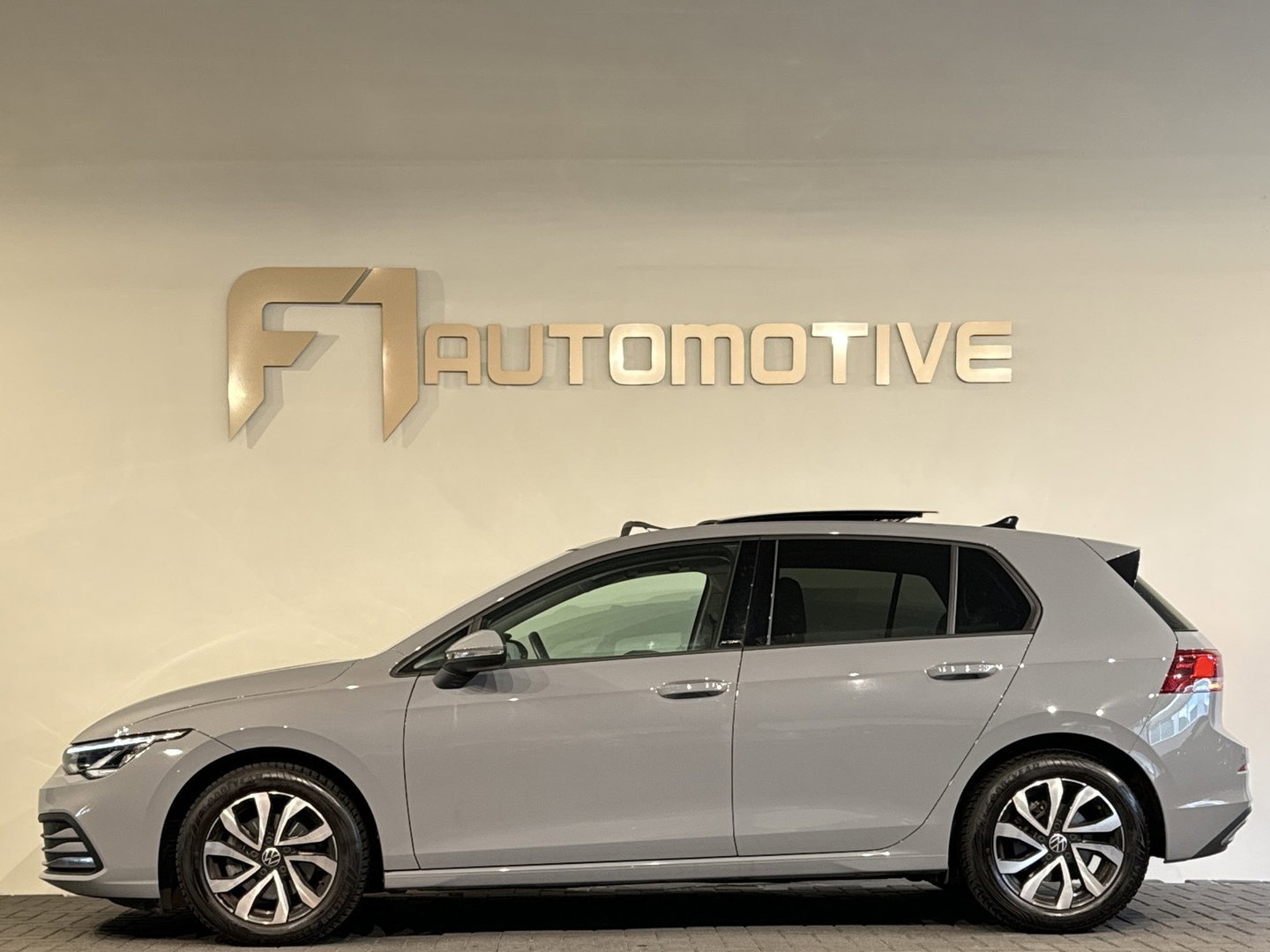 Volkswagen Golf 1.0 eTSI Life Pano|ACC|Lane|Sfeer|Stoelverwarming|Stuurverwarming