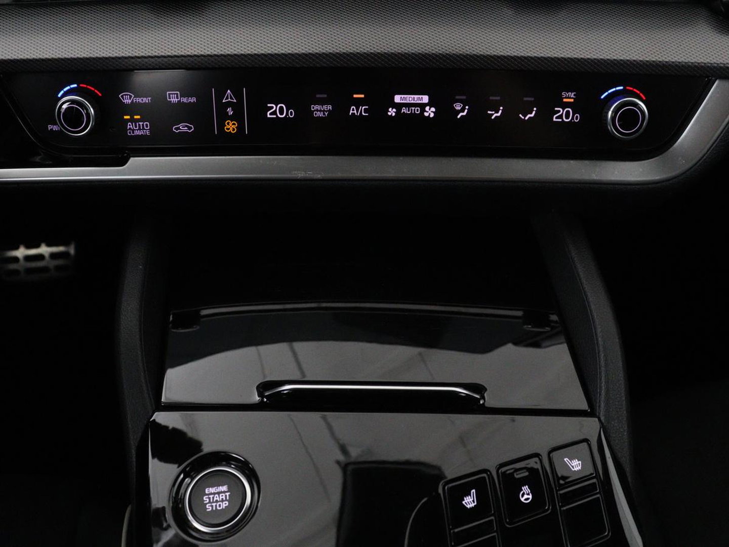 Kia Sportage 1.6 T-GDi Hybrid GT-Line | Panoramadak | Trekhaak | Leder/Alcantara | Stoel & stuurverwarming | Adaptive cruise | Matrix LED | Camera | Carplay | Keyless | Achterbankverwarming