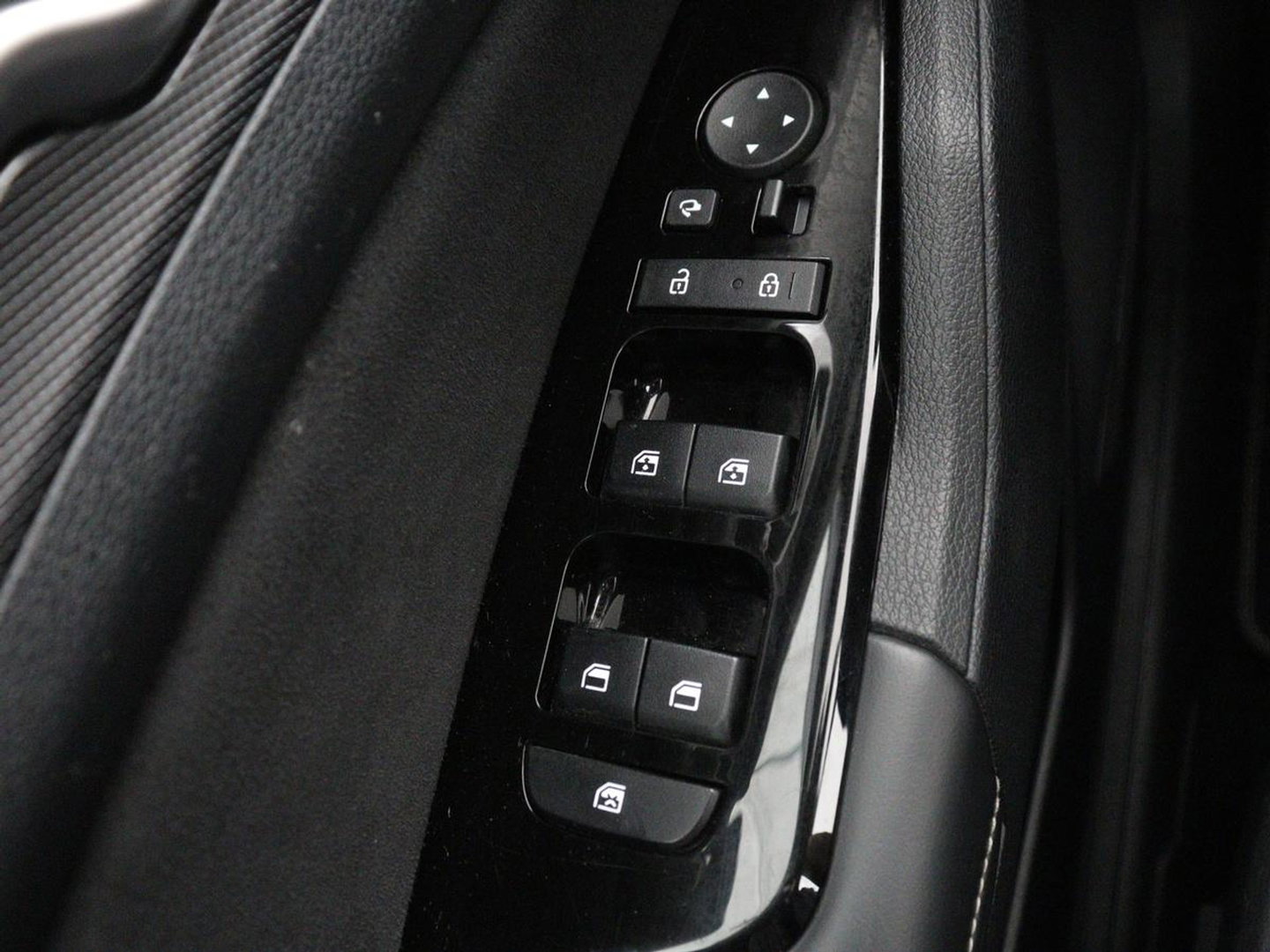 Kia Sportage 1.6 T-GDi Hybrid GT-Line | Panoramadak | Trekhaak | Leder/Alcantara | Stoel & stuurverwarming | Adaptive cruise | Matrix LED | Camera | Carplay | Keyless | Achterbankverwarming
