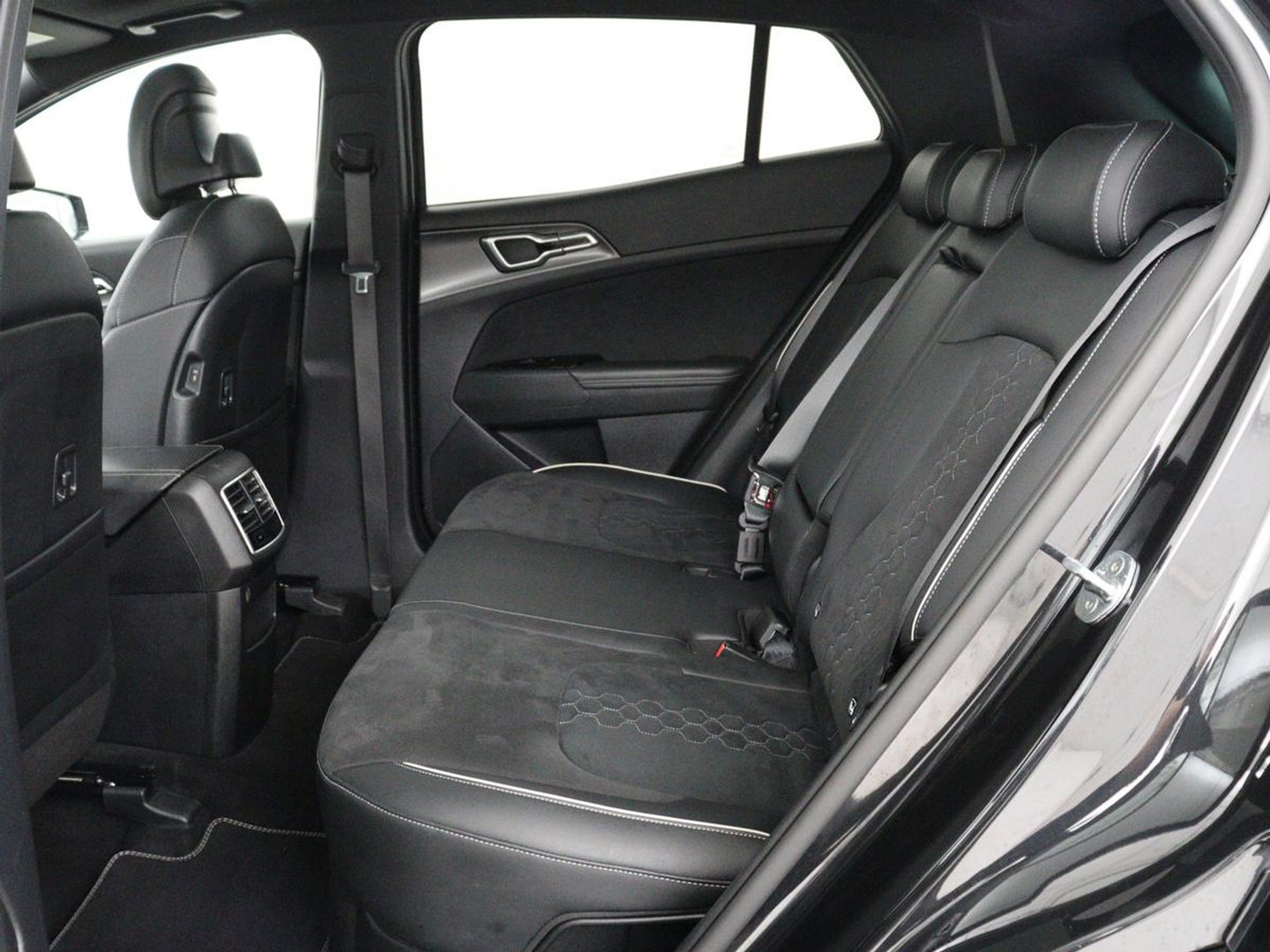 Kia Sportage 1.6 T-GDi Hybrid GT-Line | Panoramadak | Trekhaak | Leder/Alcantara | Stoel & stuurverwarming | Adaptive cruise | Matrix LED | Camera | Carplay | Keyless | Achterbankverwarming