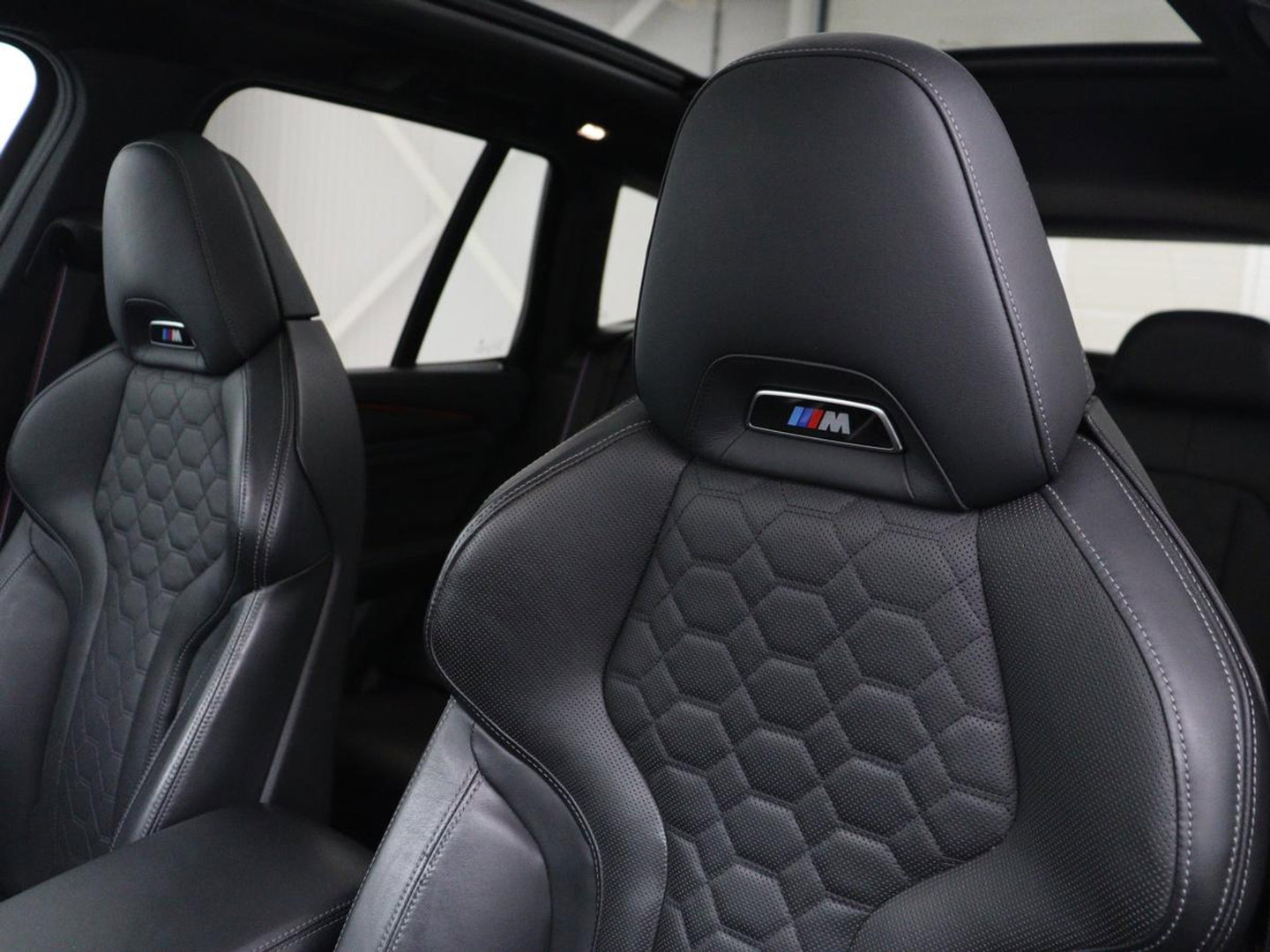 BMW X3 M Competition | Panoramadak | Head-Up | 360 Camera | Adaptive cruise | Leder | Achterbankverwarming | Carplay | Trekhaak | Sfeerverlichting | Harman/Kardon | Navigatie | Keyless | M Sportstoelen | 21'' velgen | Adaptief LED