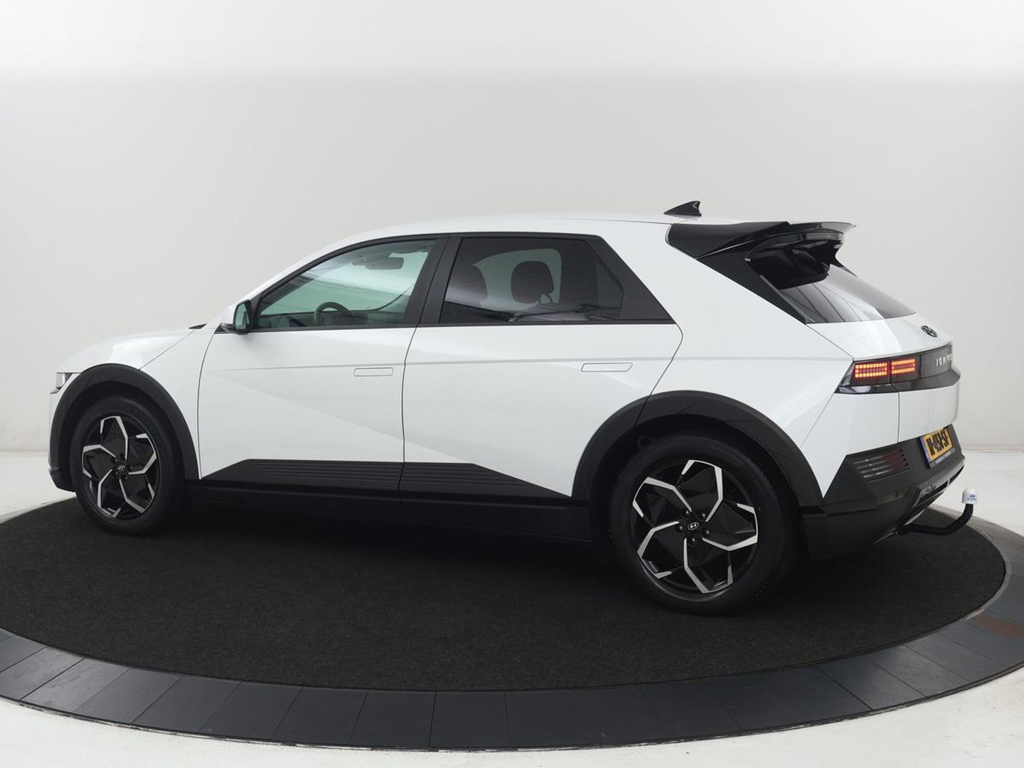 Hyundai IONIQ 5 Connect+ AWD 73kWh | Trekhaak | Leder | Head-up | Stuur/stoel verwarming | Adaptive cruise | Camera | Park assist | Carplay | Bose sound |