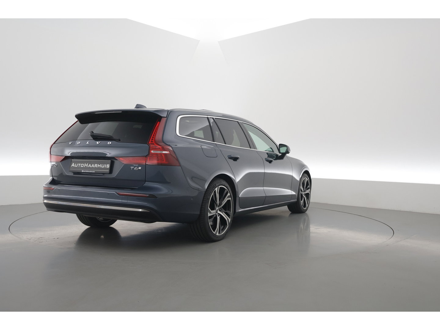 Volvo V60 2.0 T6 Plug-in hybrid AWD Plus Dark | Pano | HUD | Memory Seats | 360cam | 19'' | Leder | Bliss | Pilot Assist | H&K Audio