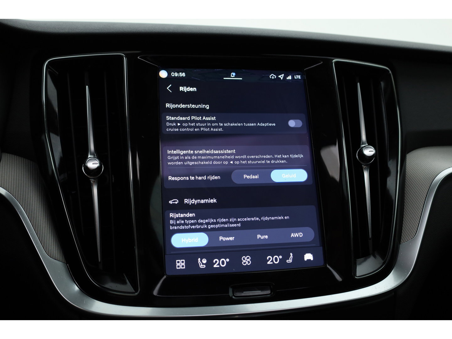 Volvo V60 2.0 T6 Plug-in hybrid AWD Plus Dark | Pano | HUD | Memory Seats | 360cam | 19'' | Leder | Bliss | Pilot Assist | H&K Audio