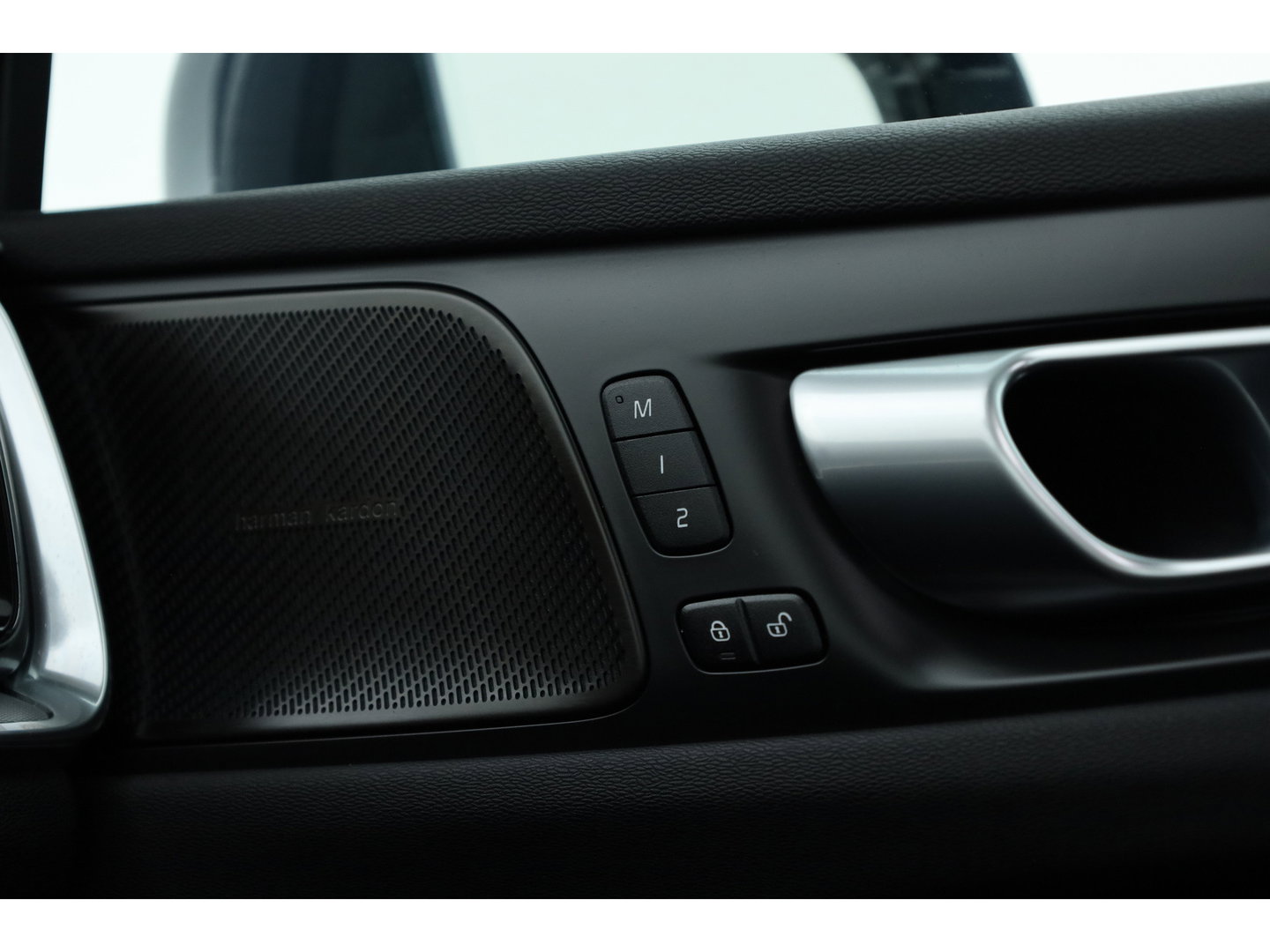Volvo V60 2.0 T6 Plug-in hybrid AWD Plus Dark | Pano | HUD | Memory Seats | 360cam | 19'' | Leder | Bliss | Pilot Assist | H&K Audio