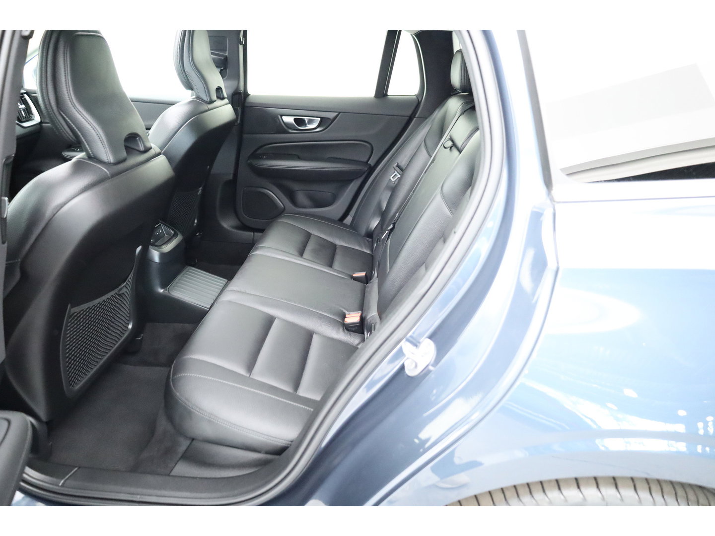 Volvo V60 2.0 T6 Plug-in hybrid AWD Plus Dark | Pano | HUD | Memory Seats | 360cam | 19'' | Leder | Bliss | Pilot Assist | H&K Audio
