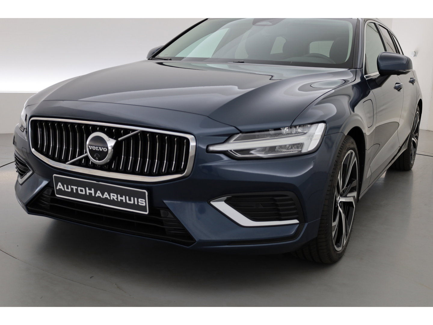 Volvo V60 2.0 T6 Plug-in hybrid AWD Plus Dark | Pano | HUD | Memory Seats | 360cam | 19'' | Leder | Bliss | Pilot Assist | H&K Audio