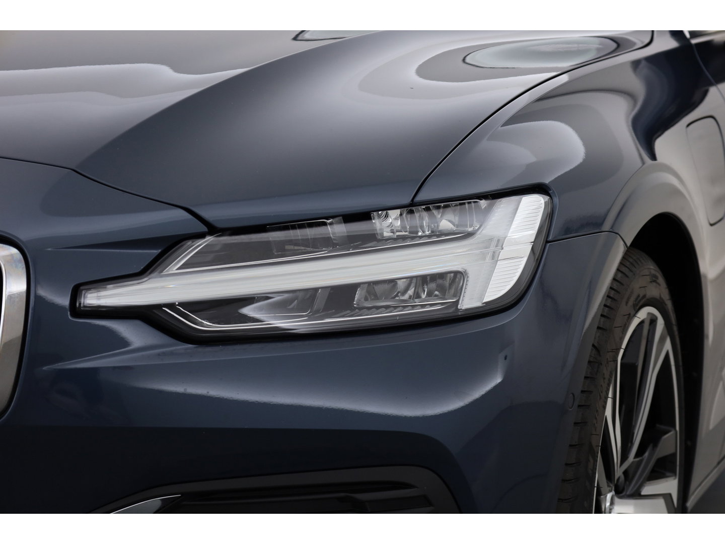 Volvo V60 2.0 T6 Plug-in hybrid AWD Plus Dark | Pano | HUD | Memory Seats | 360cam | 19'' | Leder | Bliss | Pilot Assist | H&K Audio