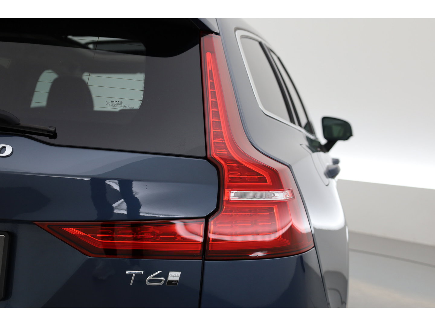 Volvo V60 2.0 T6 Plug-in hybrid AWD Plus Dark | Pano | HUD | Memory Seats | 360cam | 19'' | Leder | Bliss | Pilot Assist | H&K Audio