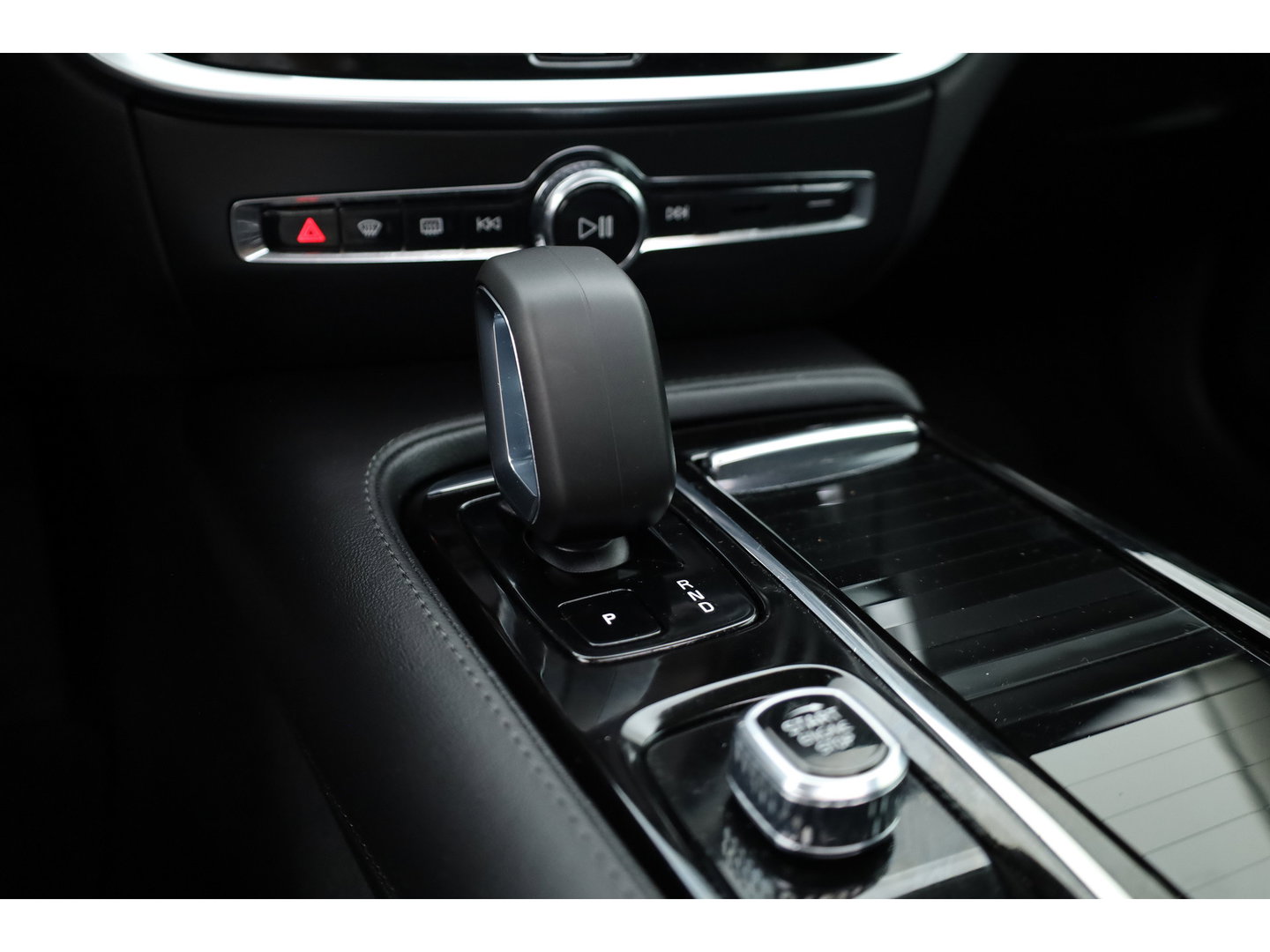 Volvo V60 2.0 T6 Plug-in hybrid AWD Plus Dark | Pano | HUD | Memory Seats | 360cam | 19'' | Leder | Bliss | Pilot Assist | H&K Audio