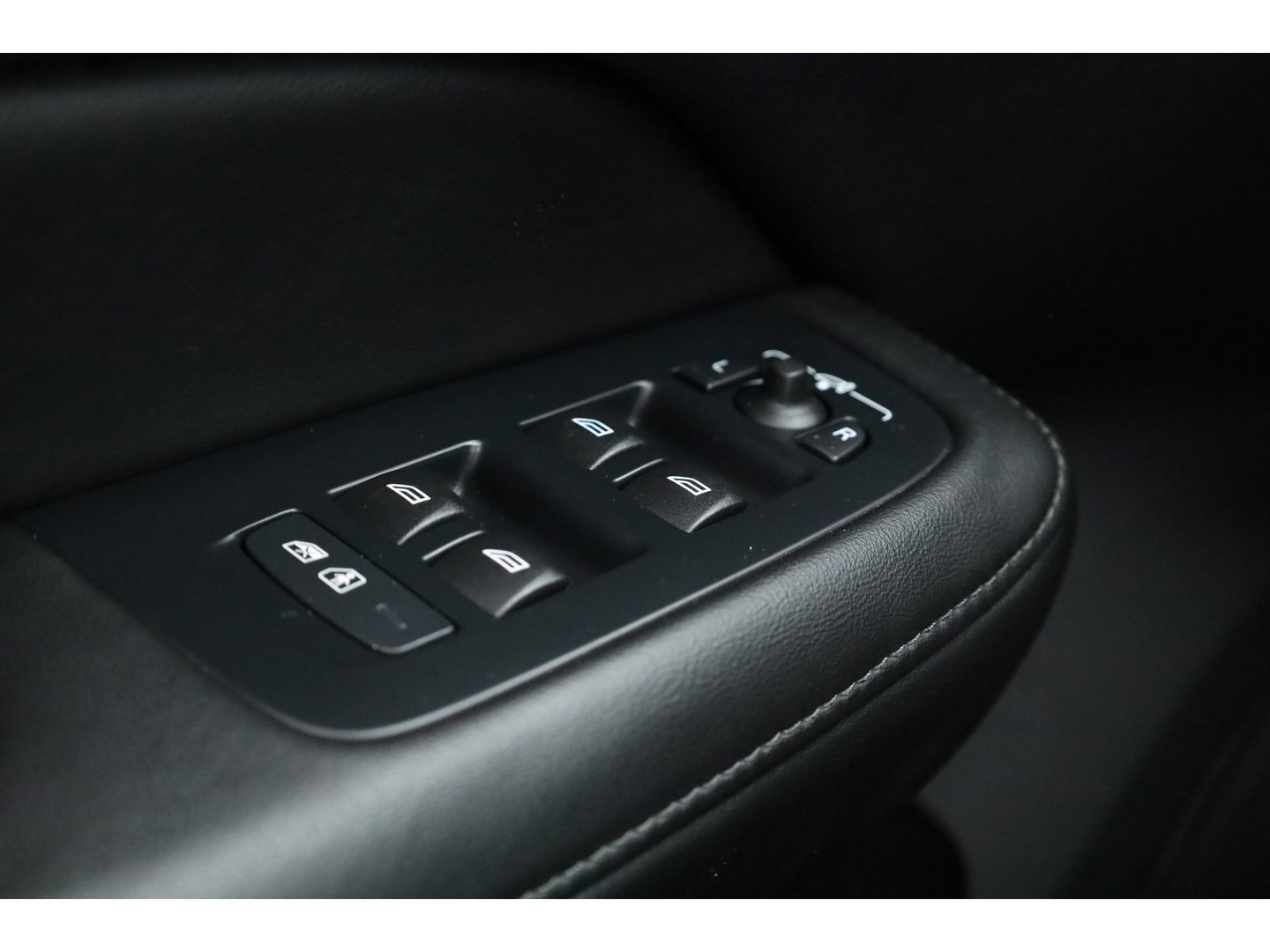 Volvo V60 2.0 T6 Plug-in hybrid AWD Plus Dark | Pano | HUD | Memory Seats | 360cam | 19'' | Leder | Bliss | Pilot Assist | H&K Audio