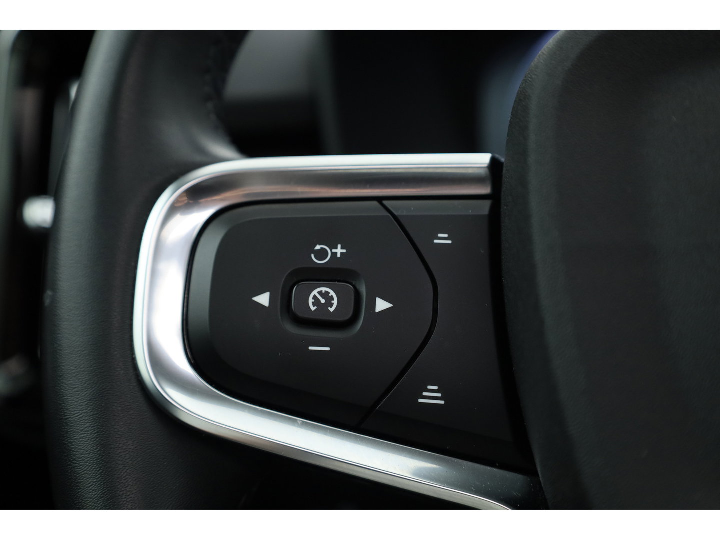 Volvo XC40 1.5 T4 Plug-in hybrid Plus Dark | Pano | Leder | Camera | Stoel- Stuurverw. | Cruise Ctrl. | Apple CarPlay | Navi