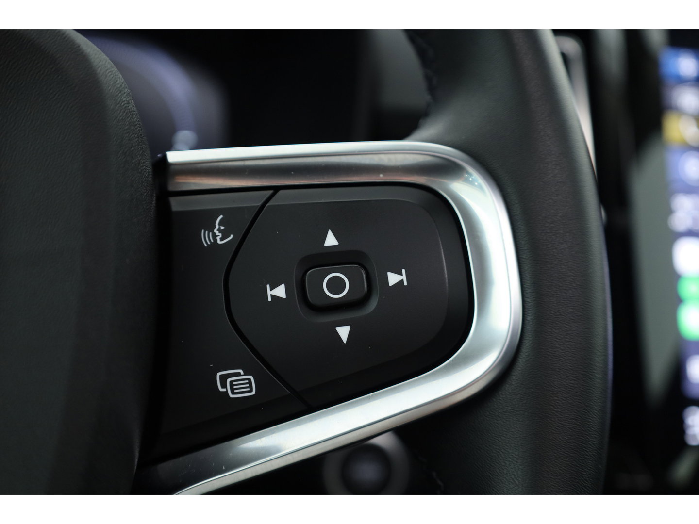Volvo XC40 1.5 T4 Plug-in hybrid Plus Dark | Pano | Leder | Camera | Stoel- Stuurverw. | Cruise Ctrl. | Apple CarPlay | Navi