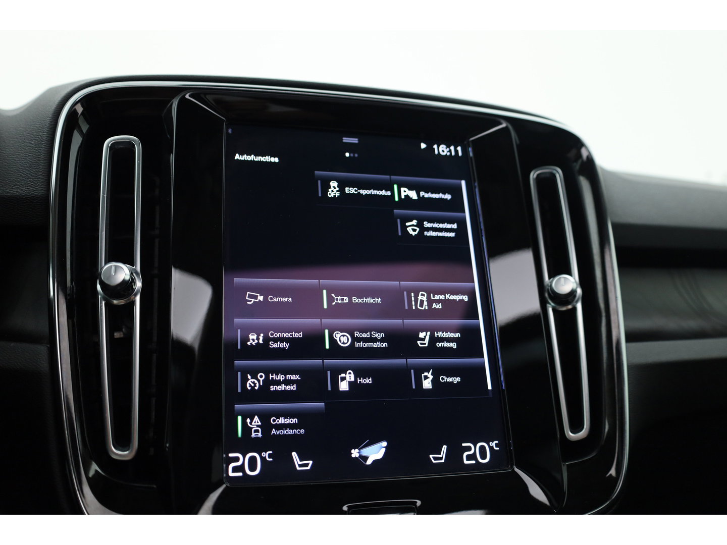 Volvo XC40 1.5 T4 Plug-in hybrid Plus Dark | Pano | Leder | Camera | Stoel- Stuurverw. | Cruise Ctrl. | Apple CarPlay | Navi