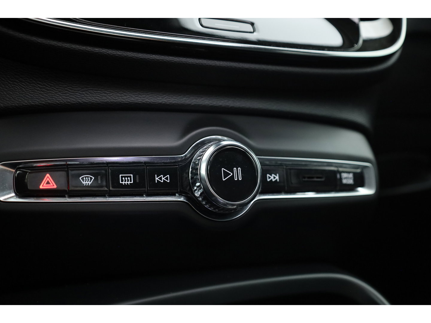 Volvo XC40 1.5 T4 Plug-in hybrid Plus Dark | Pano | Leder | Camera | Stoel- Stuurverw. | Cruise Ctrl. | Apple CarPlay | Navi