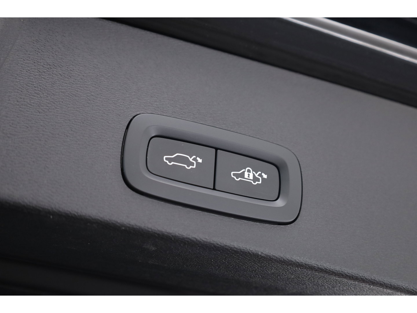 Volvo XC40 1.5 T4 Plug-in hybrid Plus Dark | Pano | Leder | Camera | Stoel- Stuurverw. | Cruise Ctrl. | Apple CarPlay | Navi