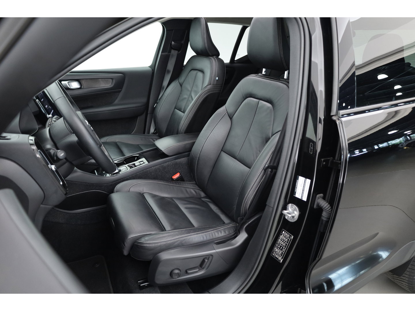 Volvo XC40 1.5 T4 Plug-in hybrid Plus Dark | Pano | Leder | Camera | Stoel- Stuurverw. | Cruise Ctrl. | Apple CarPlay | Navi
