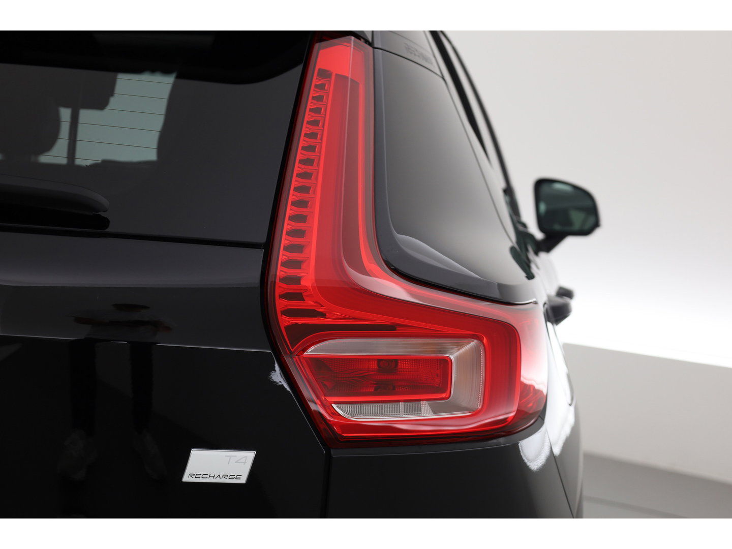 Volvo XC40 1.5 T4 Plug-in hybrid Plus Dark | Pano | Leder | Camera | Stoel- Stuurverw. | Cruise Ctrl. | Apple CarPlay | Navi