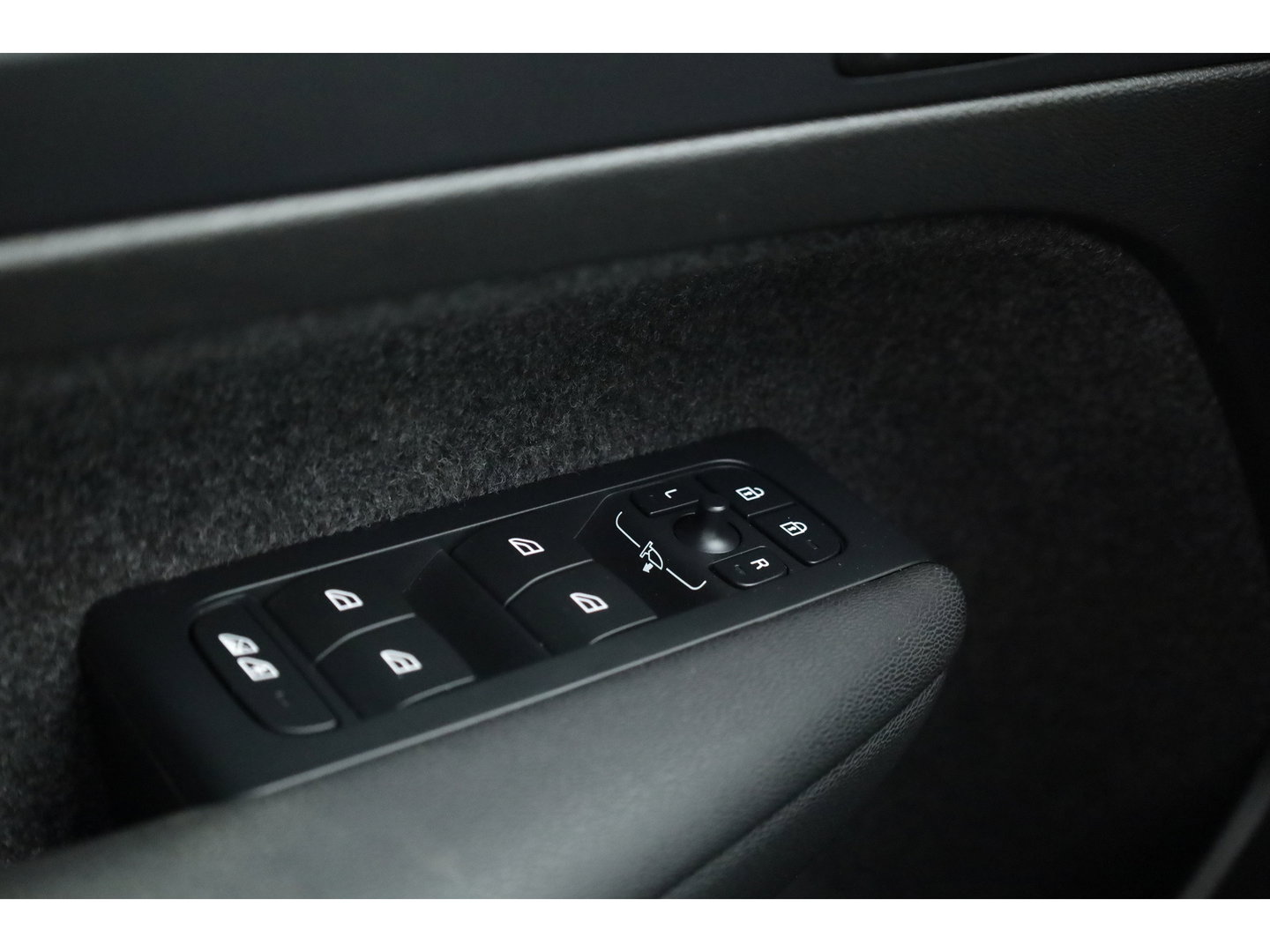 Volvo XC40 1.5 T4 Plug-in hybrid Plus Dark | Pano | Leder | Camera | Stoel- Stuurverw. | Cruise Ctrl. | Apple CarPlay | Navi