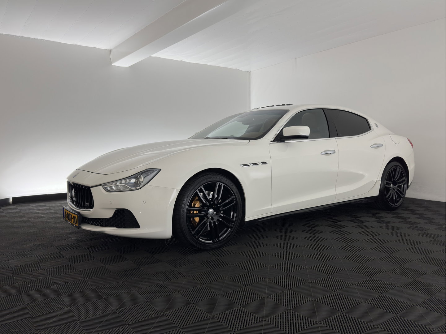 Maserati Ghibli 3.0 V6 D Aut. *PANO | LEATHER | XENON | MEMORY-PACK | CAMERA | KEYLESS | NAVI-FULLMAP | SHIFT-PADDLES | PRIVACY-GLASS | ECC | PDC | CRUISE | 20''ALU*
