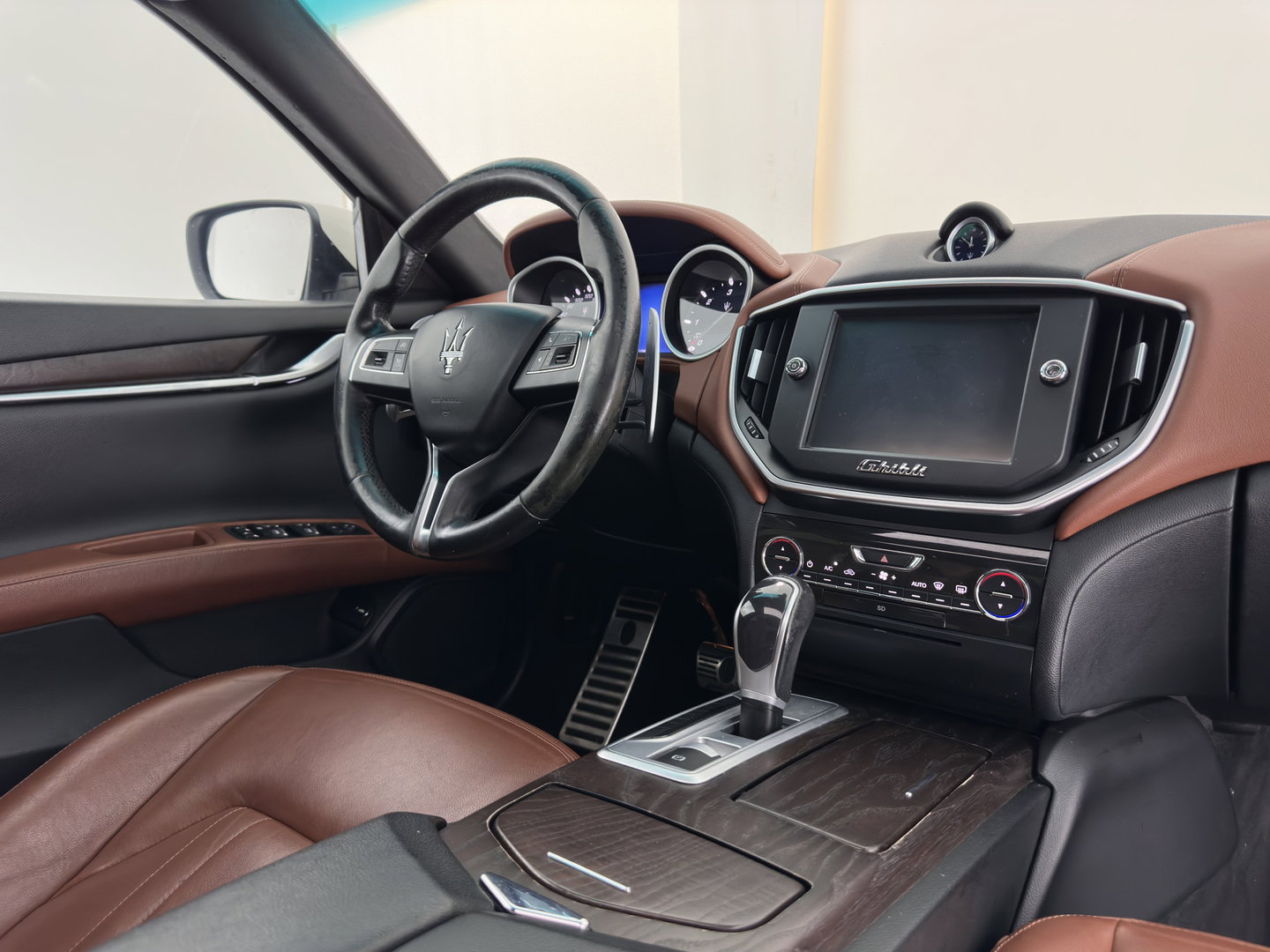 Maserati Ghibli 3.0 V6 D Aut. *PANO | LEATHER | XENON | MEMORY-PACK | CAMERA | KEYLESS | NAVI-FULLMAP | SHIFT-PADDLES | PRIVACY-GLASS | ECC | PDC | CRUISE | 20''ALU*