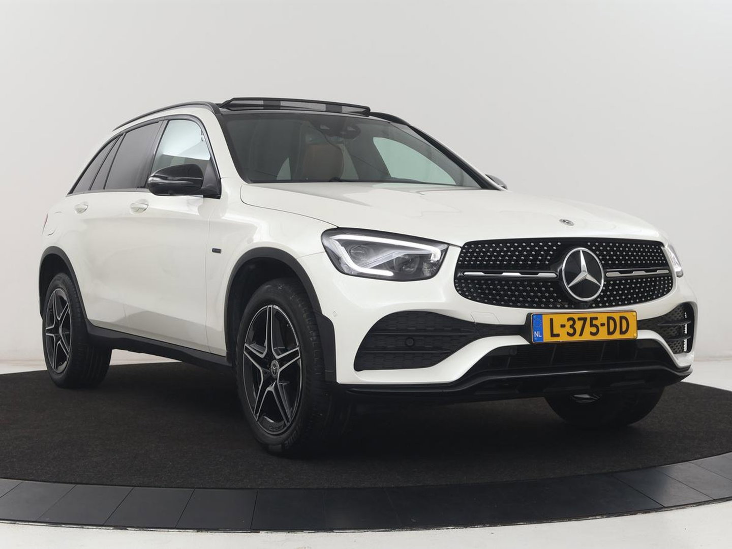 Mercedes-Benz GLC 300e 4MATIC Business Solution AMG | Panoramadak | Leder | 360 camera | Cruise control | Carplay | Sfeerverlichting | Burnmeister surround | Climate control |