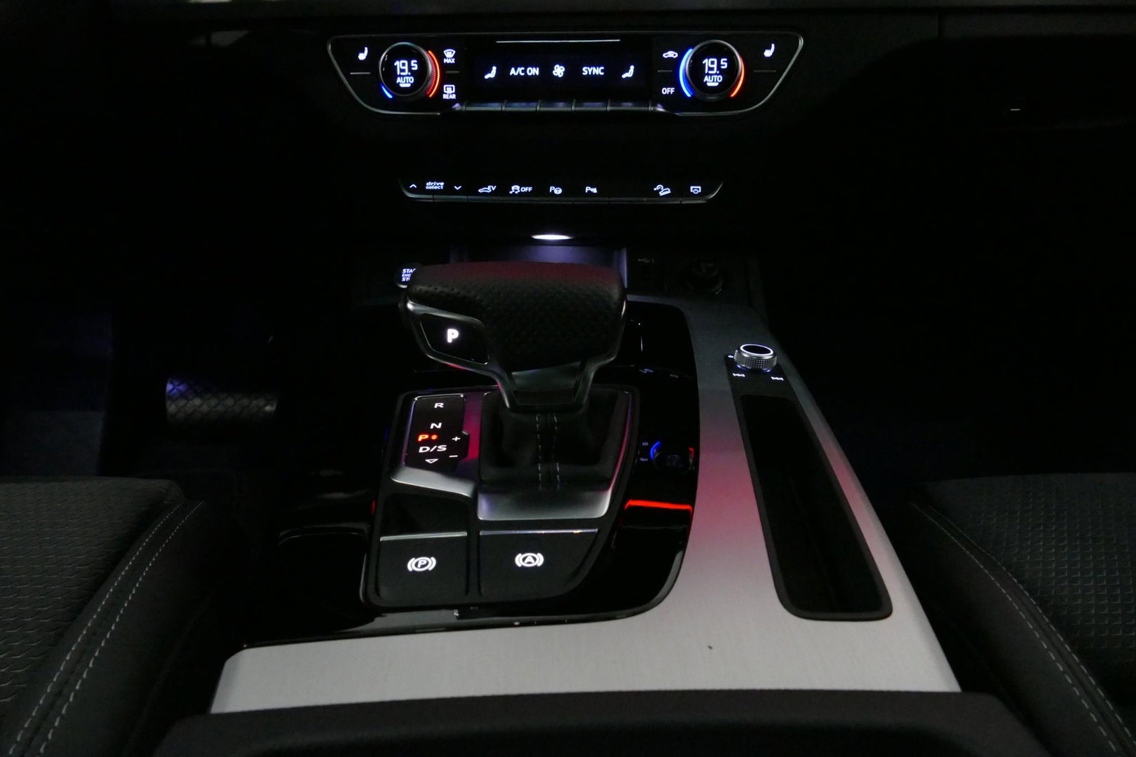 Audi Q5 Sportback 50 TFSI e S edition Competition / S-Line / SQ5 Diffuser / Maxton Design Bodykit V.2 / Panoramadak / Matrix LED / Rondomzichtcamera / Ambienteverlichting / Apple Carplay - Android Auto / Stoelverwarming / Audi Sound System / Dodehoek detectie / A