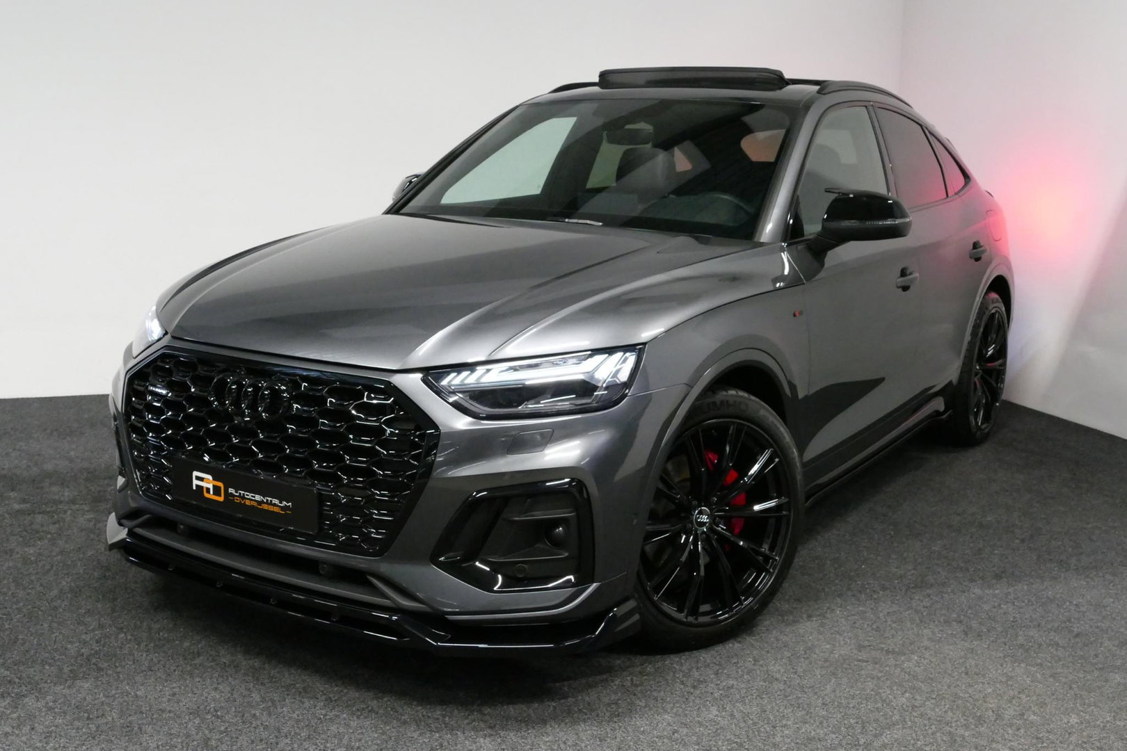 Audi Q5 Sportback 50 TFSI e S edition Competition / S-Line / SQ5 Diffuser / Maxton Design Bodykit V.2 / Panoramadak / Matrix LED / Rondomzichtcamera / Ambienteverlichting / Apple Carplay - Android Auto / Stoelverwarming / Audi Sound System / Dodehoek detectie / A