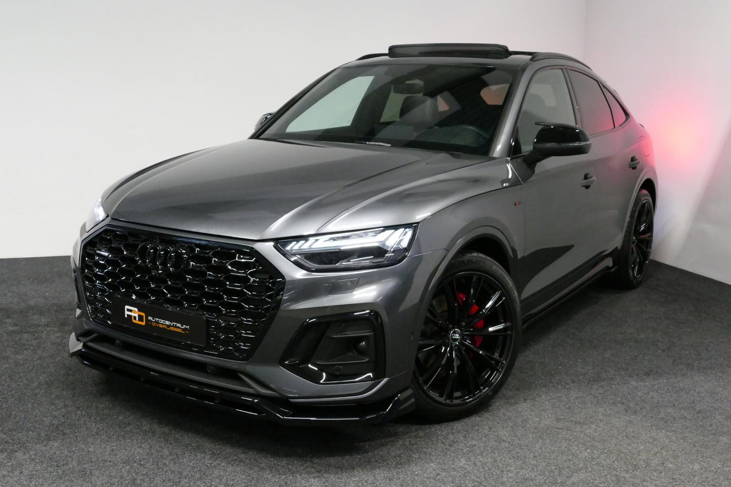 Audi Q5 Sportback 50 TFSI e S edition Competition / S-Line / SQ5 Diffuser / Maxton Design Bodykit V.2 / Panoramadak / Matrix LED / Rondomzichtcamera / Ambienteverlichting / Apple Carplay - Android Auto / Stoelverwarming / Audi Sound System / Dodehoek detectie / A