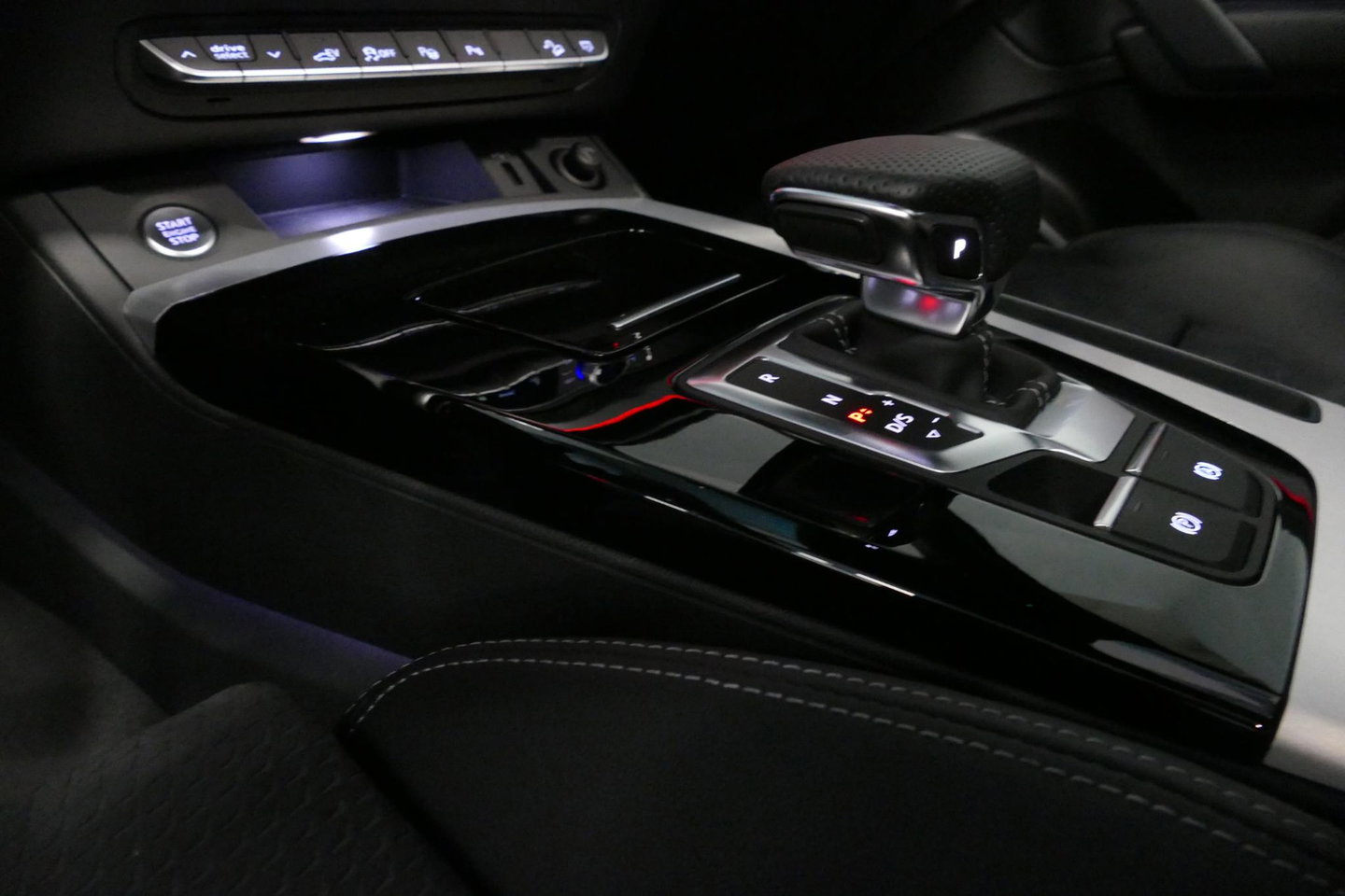 Audi Q5 Sportback 50 TFSI e S edition Competition / S-Line / SQ5 Diffuser / Maxton Design Bodykit V.2 / Panoramadak / Matrix LED / Rondomzichtcamera / Ambienteverlichting / Apple Carplay - Android Auto / Stoelverwarming / Audi Sound System / Dodehoek detectie / A