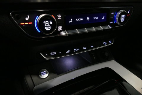 Audi Q5 Sportback 50 TFSI e S edition Competition / S-Line / SQ5 Diffuser / Maxton Design Bodykit V.2 / Panoramadak / Matrix LED / Rondomzichtcamera / Ambienteverlichting / Apple Carplay - Android Auto / Stoelverwarming / Audi Sound System / Dodehoek detectie / A