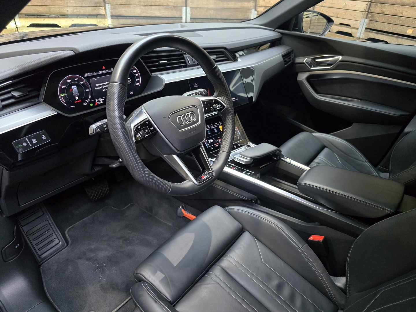 Audi e-tron 55 quattro S edition S-Line 95 kWh Pano HUD Clima LED Trekhaak 20"LM