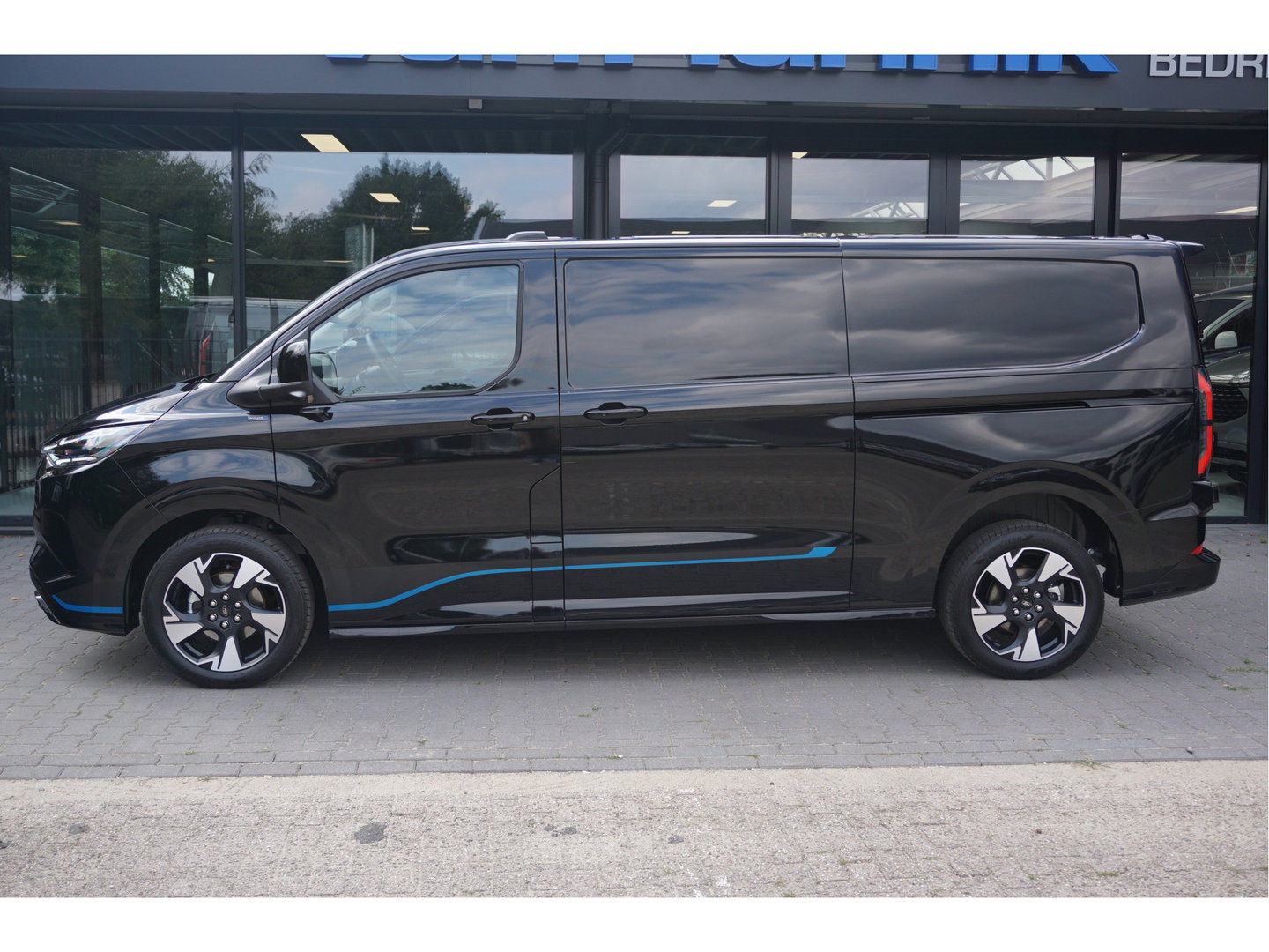 Ford Transit E-Custom 340L 218PK 71KWH Sport AUT Elektrisch Navi, ACC, 360° Cam, Matrix LED, B&O, 19" LM, 2x Schuifdeur!! NR. P05*