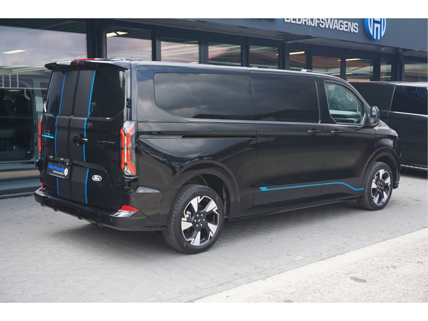 Ford Transit E-Custom 340L 218PK 71KWH Sport AUT Elektrisch Navi, ACC, 360° Cam, Matrix LED, B&O, 19" LM, 2x Schuifdeur!! NR. P05*