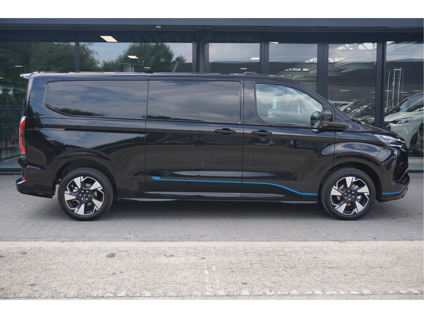 Ford Transit E-Custom 340L 218PK 71KWH Sport AUT Elektrisch Navi, ACC, 360° Cam, Matrix LED, B&O, 19" LM, 2x Schuifdeur!! NR. P05*