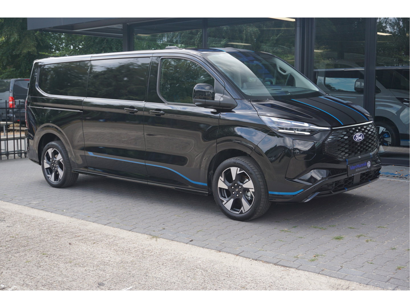 Ford Transit E-Custom 340L 218PK 71KWH Sport AUT Elektrisch Navi, ACC, 360° Cam, Matrix LED, B&O, 19" LM, 2x Schuifdeur!! NR. P05*
