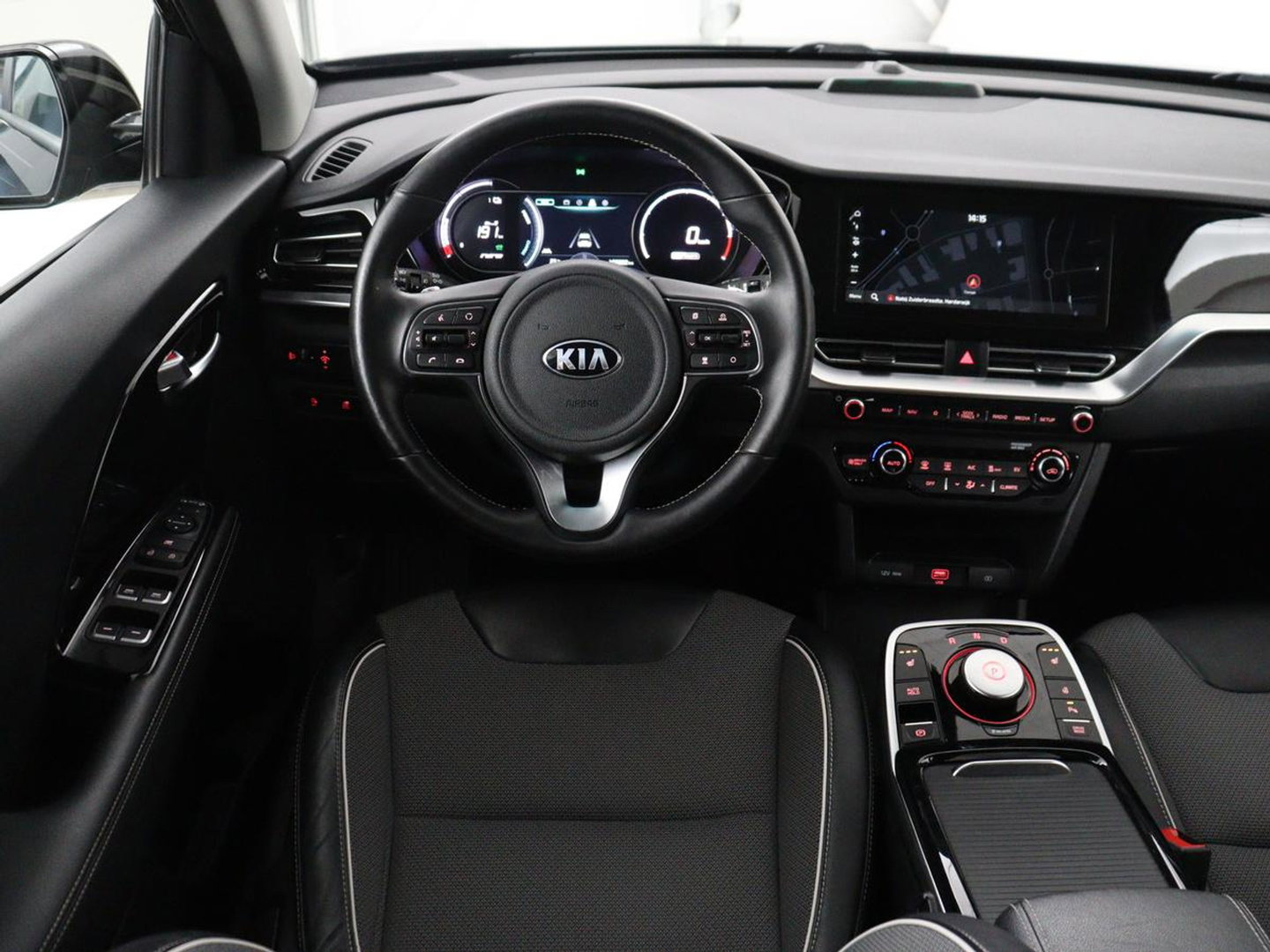 Kia e-Niro DynamicPlusLine 64 kWh | SOH 95.2% | Panoramadak | Half Leder | Adaptive cruise | Stuur/stoel verwarming | Camera | Park assist | Carplay | Climate control | Virtual dashboard | Full LED |