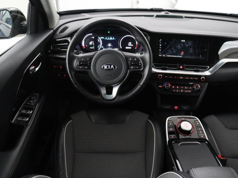 Kia e-Niro DynamicPlusLine 64 kWh | SOH 95.2% | Panoramadak | Half Leder | Adaptive cruise | Stuur/stoel verwarming | Camera | Park assist | Carplay | Climate control | Virtual dashboard | Full LED |