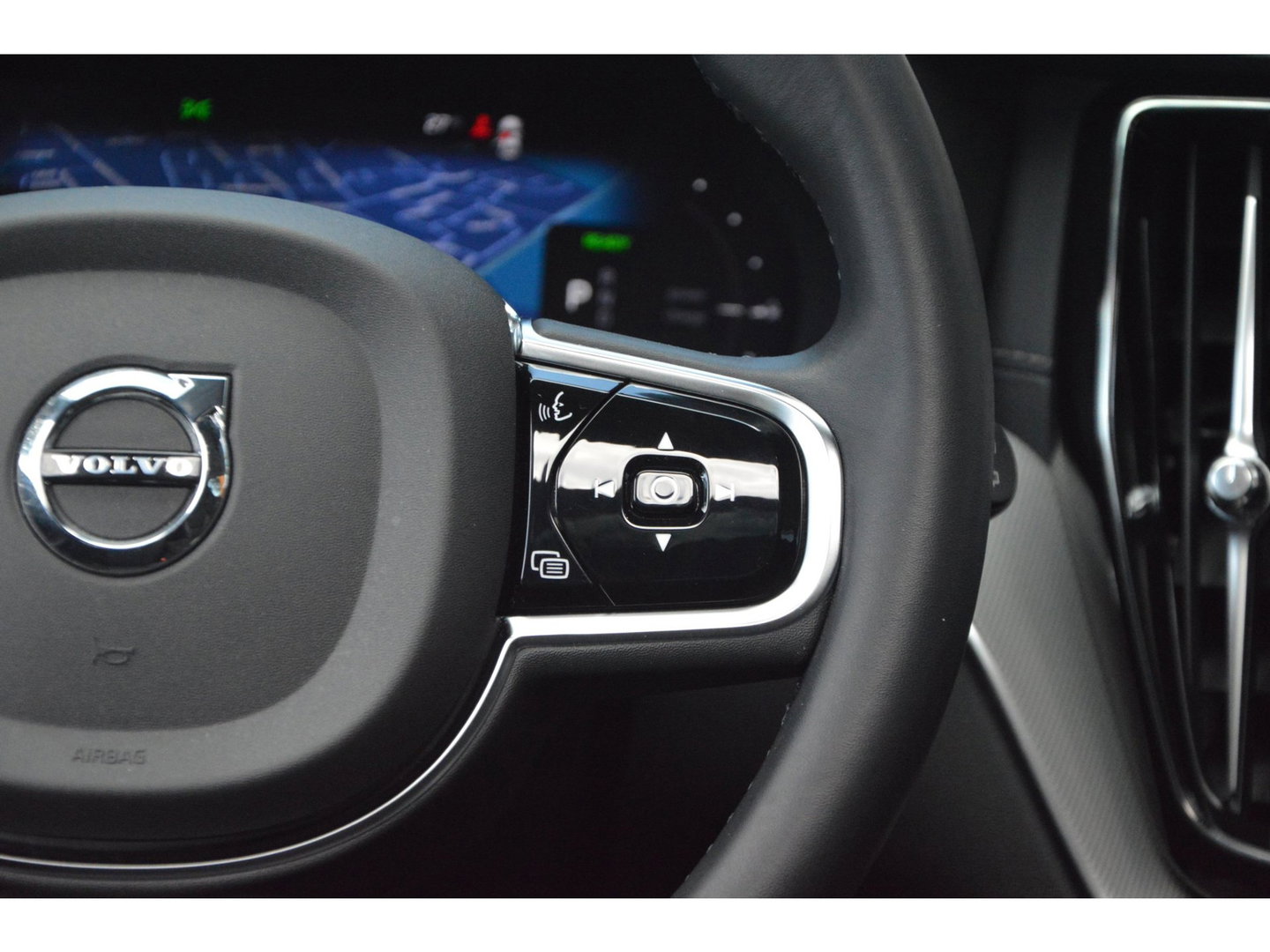 Volvo XC60 T6 Hybride Long Range AWD Plus Dark | Head-Up Display | 360° Camera | Gelamineerde ruiten | Panoramadak |